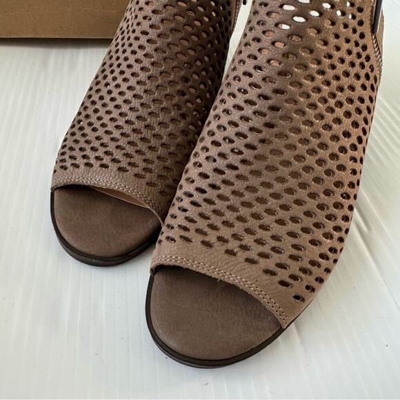 🆕 Lucky Brand Nelwyna brown peep toe perforated design booties size 6 - Picture 9 of 14